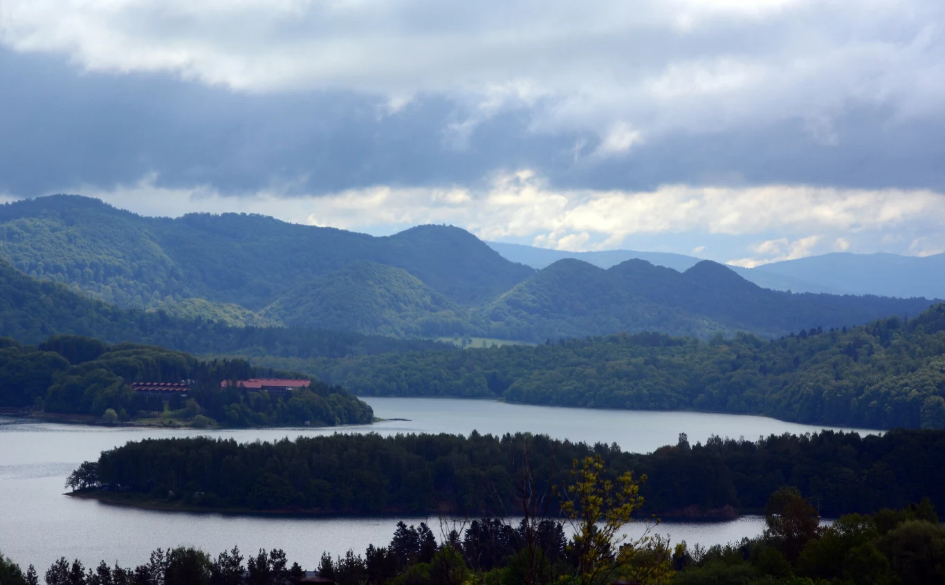Jezioro Solińskie od lat przyciąga turystów z całej Polski Jezioro Solińskie od lat przyciąga turystów z całej Polski