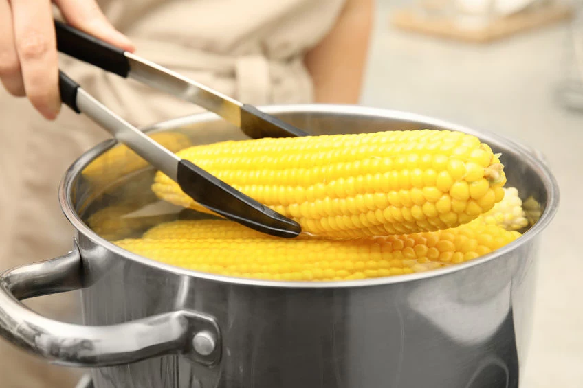 Odrobina cukru lub mleka dodana do gotowania sprawi, że kukurydza będzie miękka