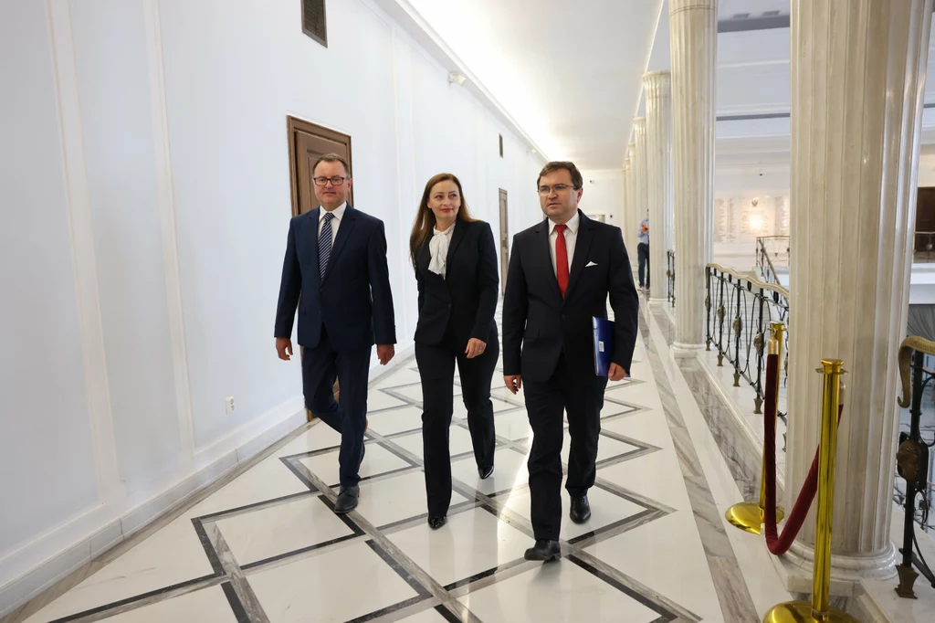 Posłowie Zbigniew Girzyński, Małgorzata Janowska i Arkadiusz Czartoryski ogłosili w piątek, że opuszczają klub PiS i powołają koło Wybór Polska