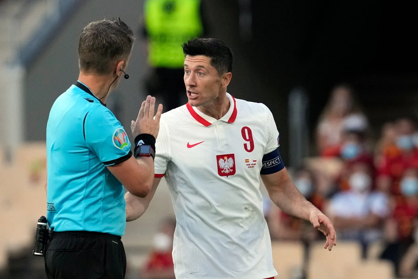 Sędzia Daniele Orsato w rozmowie z Robertem Lewandowskim