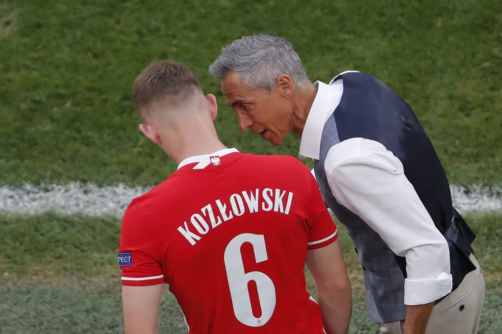 Paulo Sousa wierzy w polskich piłkarzy i stawia na młodych. Tu instruuje Kacpra Kozłowskiego