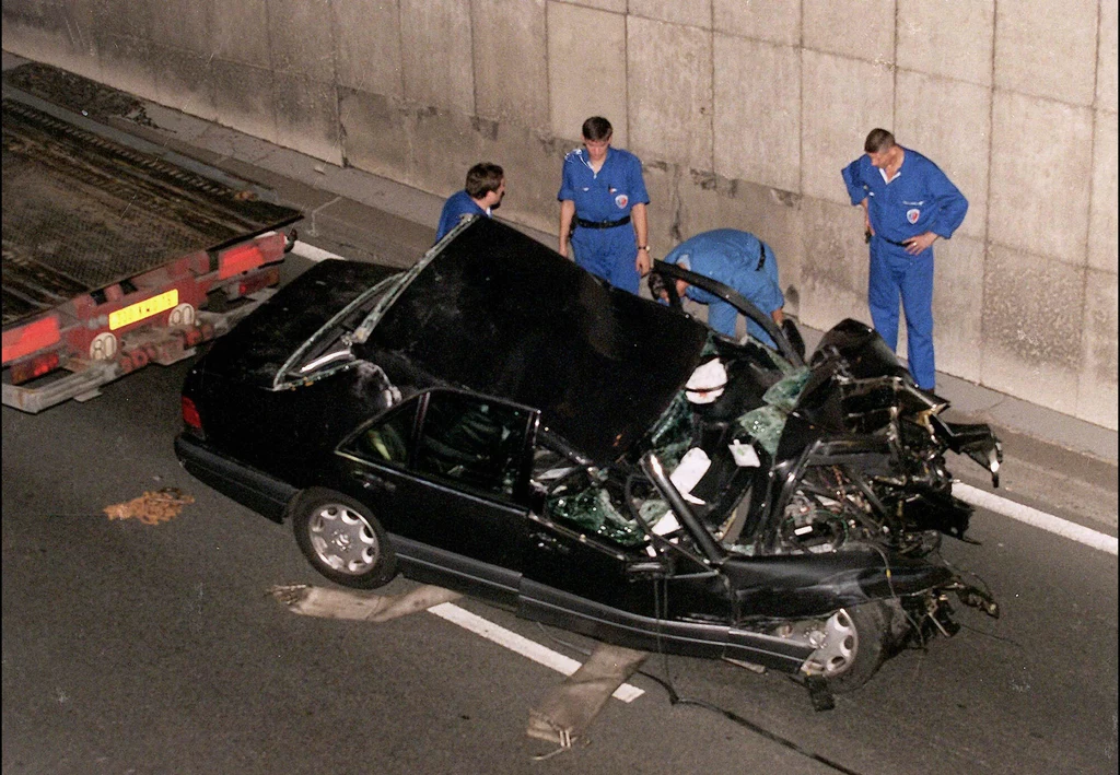 Auto, którym podróżowała księżna Diana zostało doszczętnie zniszczone w wypadku w tunelu Alma w Paryżu