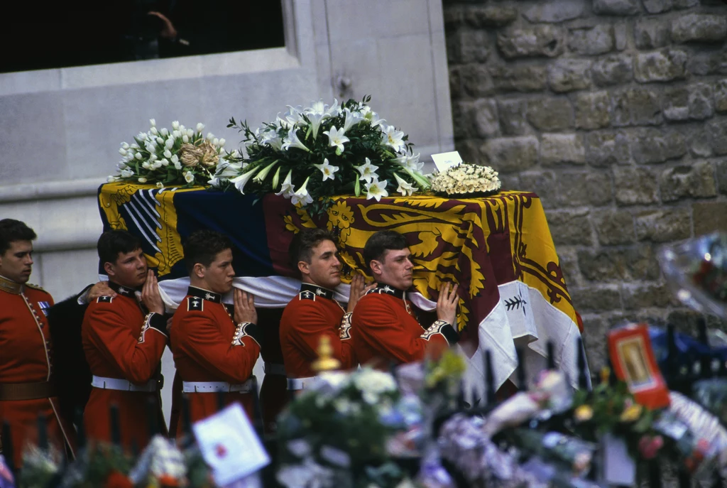 Pogrzeb księżnej Diany był wydarzeniem, które śledził cały świat. Ciało Diany zostało przetransportowane z Paryża do Londynu