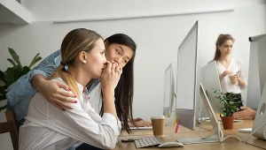 Czy można rozwiązać umowę o pracę przez e-mail? (zdj. ilustracyjne)