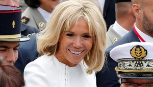 Jak nosić sweter w serek? Spójrz na Brigitte Macron