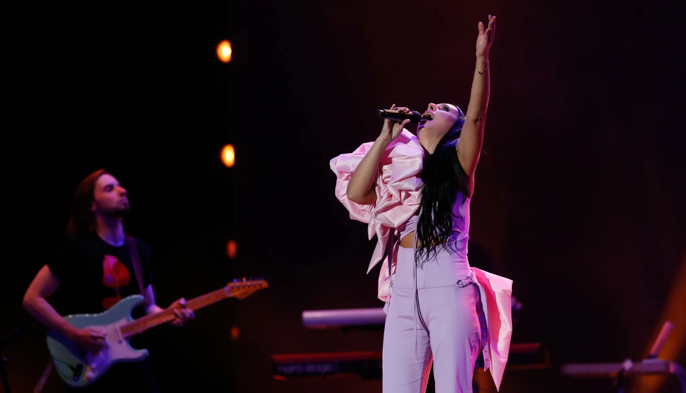 Susana Dżamaladinowa (tak naprawdę nazywa się Jamala) przyszła na świat w Kirgistanie, gdzie przesiedlono jej najbliższych. Po odzyskaniu niepodległości przez Ukrainę, jej rodzina powróciła na tereny Krymu. Szeroka publiczność poznała ją w 2016 r., kiedy z utworem "1944" wygrała Eurowizję 2016 w Sztokholmie.