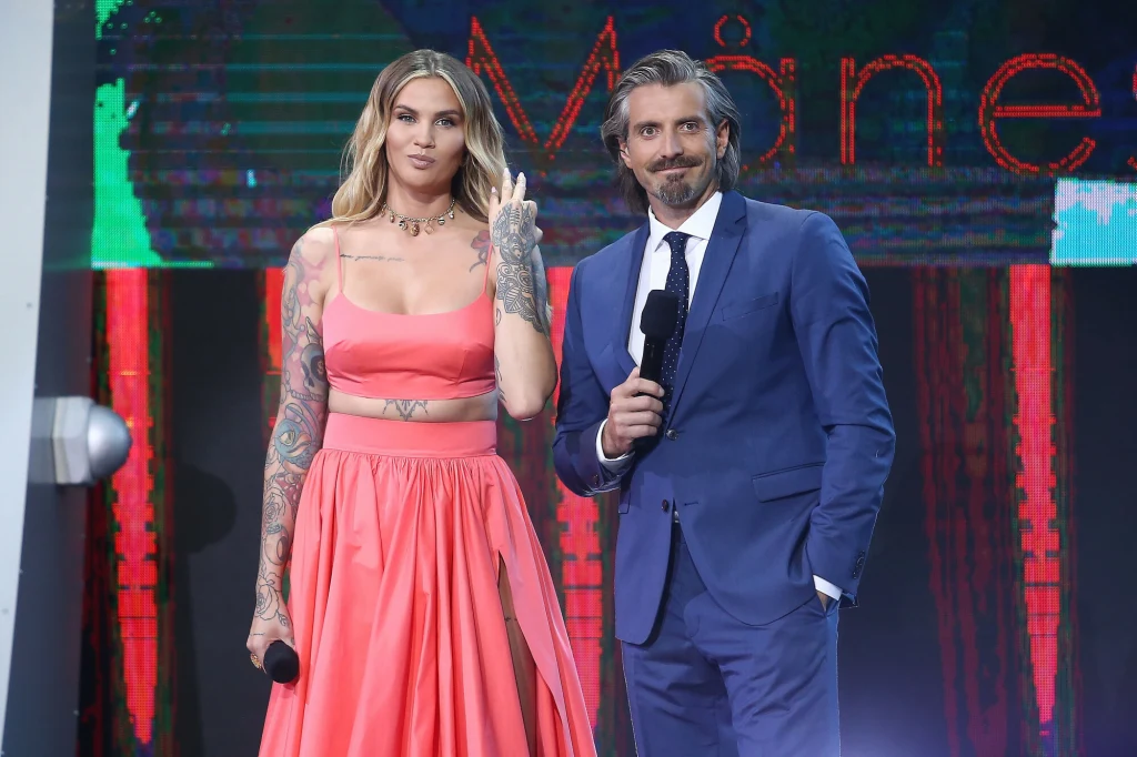 Druga para prowadzących: Karolina Gilon i Maciej Dowbor w kontrastujacych kolorystycznie kreacjach