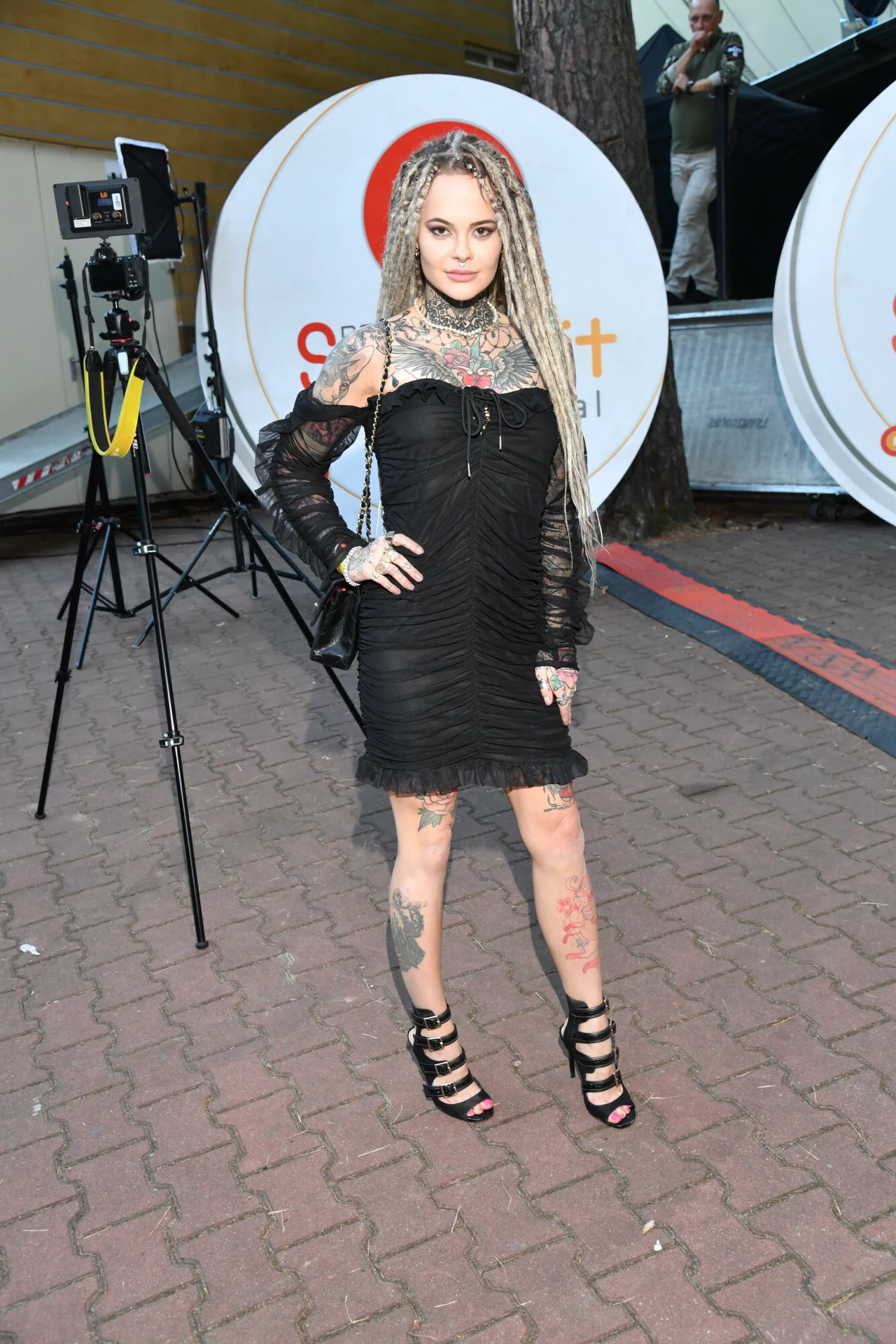 Monika Miller w czarrnej kreacji wyglądała, jak zwyklel, rockowo