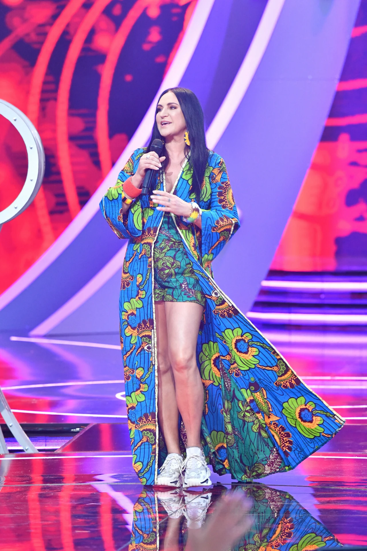 Kolorowa kreacja Kayah sprawiała wrażenie inspirowanej modą plażową