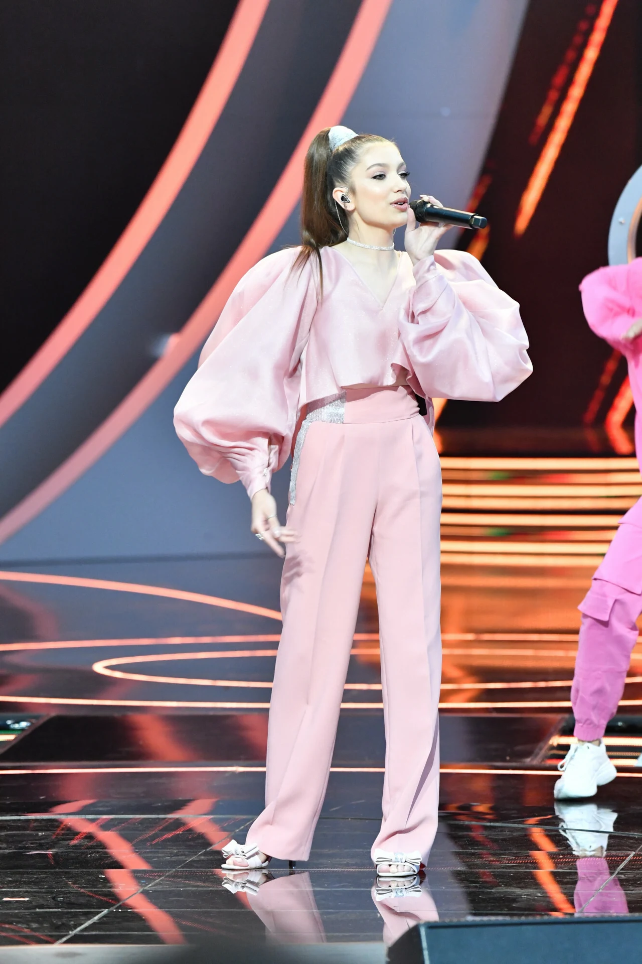 Dziewczęca Viki Gabor w pastelowym różu. Jeśli swoją fryzurą chciała sprowokować porównania do Ariany Grande, to się całkowicie udało...