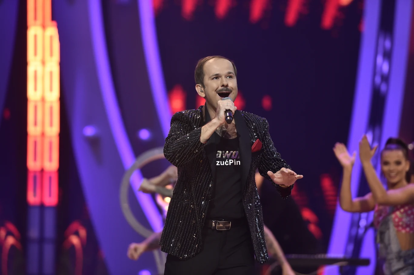 Z rąk prowadzących gwiazdy otrzymały poczwórny diament, który zdobyli za swój najpopularniejszy utwór.