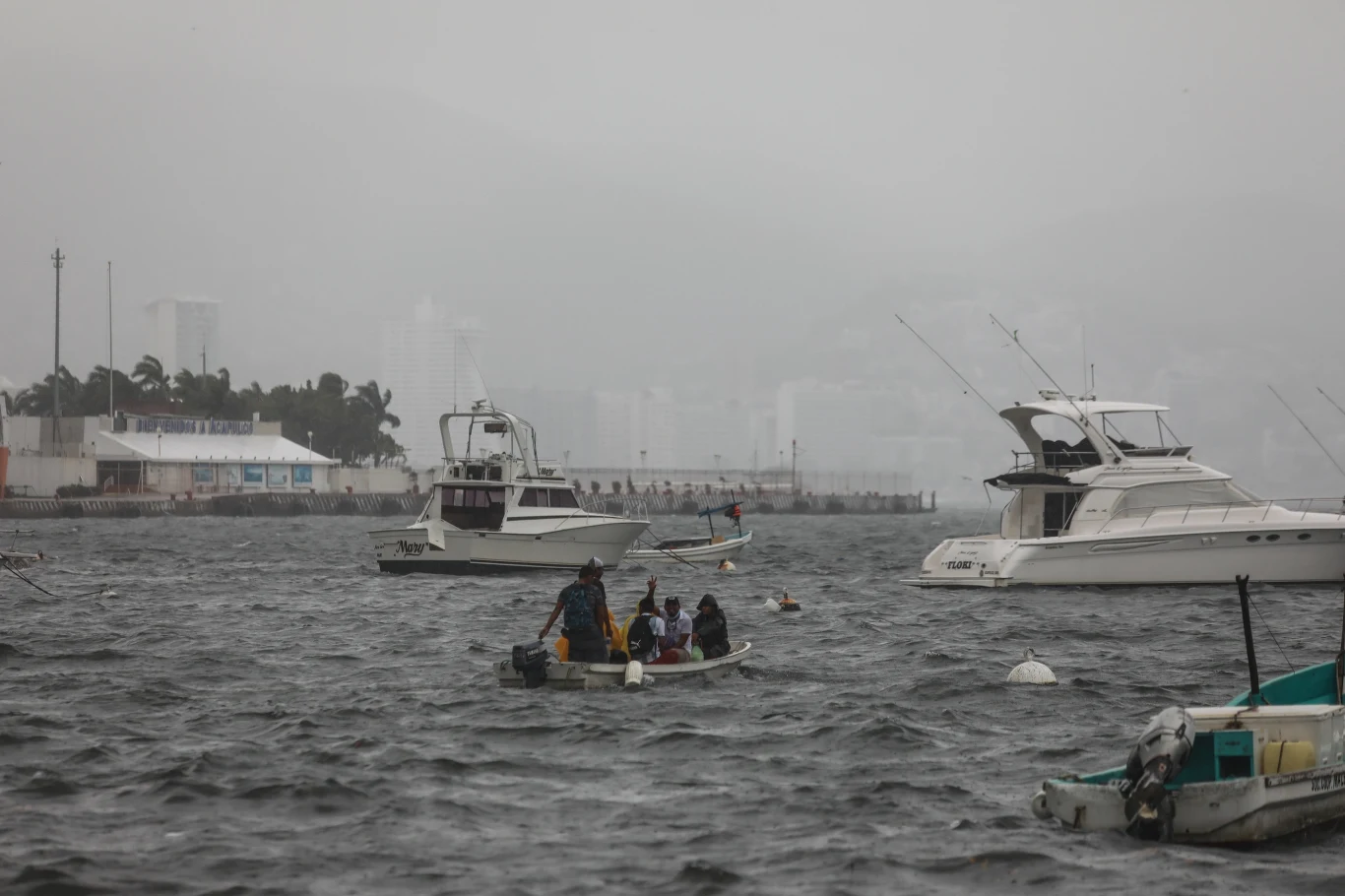 Na nadejście huraganu szykuje się m.in. Acapulco. Na nadejście huraganu szykuje się m.in. Acapulco.