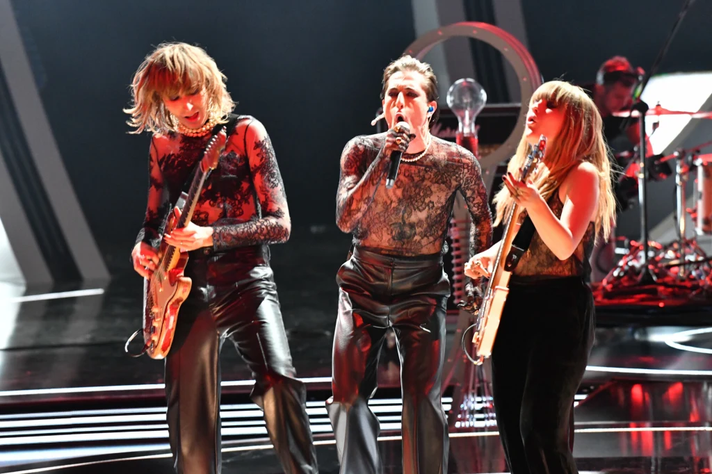 Zespół Maneskin na scenie postawił na spójność wizerunkową. Wszyscy członkowie zespołu mieli na sobie koszulki wykonane z bogato zdobionej czarnej koronki.