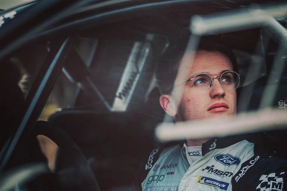 Gus Greensmith (7. WRC) : Udział w tym rajdzie musi być strasznie męczący dla kręgosłupa Pana Zasady, bo wiem jak mnie boli, a jestem przecież od niego o 66 lat młodszy! Ten rajd jest bardzo trudny. Wielki szacunek! To będzie wielkie osiągnięcie, gdy uda mu się przekroczyć metę, ale już nawet sam tylko start to wielkie wyzwanie, z którym on sobie radzi naprawdę dobrze. Jego udział w Safari pokazuje nam wszystkim, że jak się chce i ma się pasję, to wszystkiego można dokonać. Rajdowcy wraz z wiekiem jeżdżą coraz lepiej, ale pewnie trzeba będzie zwolnić koło sześćdziesiątki… 