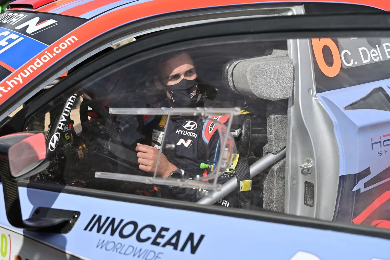 Dani Sordo (8. WRC): To wielka przyjemność patrzeć na wyczyny Zasady, który w tym wieku zdecydował się na start. Śledzę jego jazdę i jestem pod wielkim wrażeniem. Życzę, żeby dojechał szczęśliwie do mety. To wielkie wyzwanie dla niego, to bardzo trudny rajd i musi bardzo uważać na siebie. Ale on już nie musi niczego udowadniać, bo udowodnił w przeszłości jak świetnym jest kierowcą. Sam jego start to już jest zwycięstwo. 