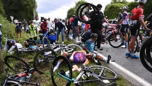 Kraksa na 1. etapie Tour de France