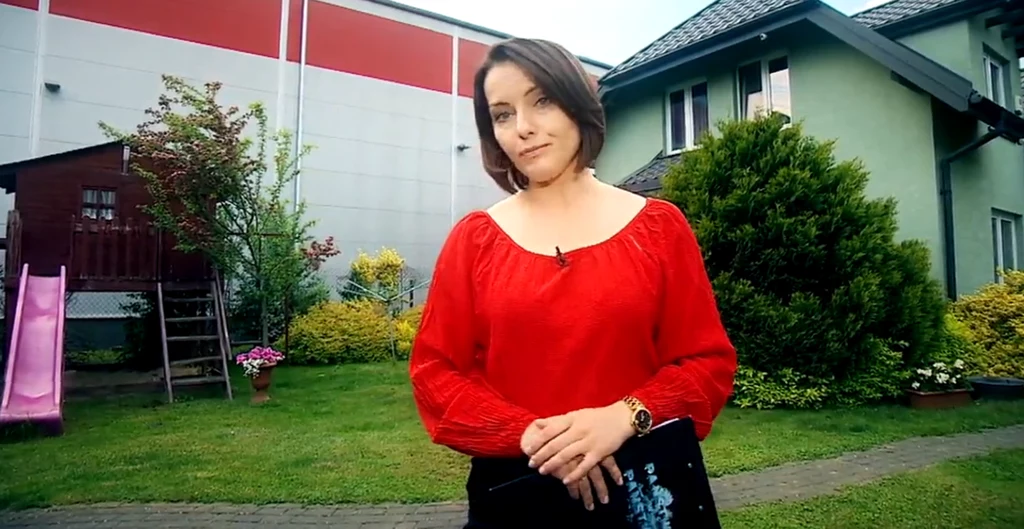 Reporterka "Państwa w Państwie", a w tle hala tuż obok domu Reporterka "Państwa w Państwie", a w tle hala tuż obok domu