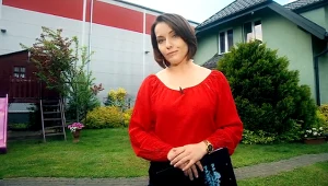 Reporterka "Państwa w Państwie", a w tle hala tuż obok domu