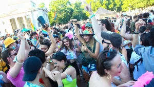 Młodzi Włosi nie przestrzegają obostrzeń - na zdj. parada w Mediolanie