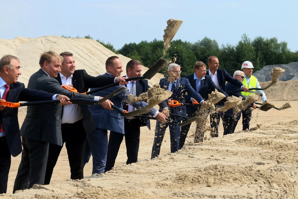 Na każdym rozpoczęciu budowy oficjele ledwo się mieszczą... Ale gotowych jest zaledwie 70 km dróg i to w dużej mierze jednopasmowych