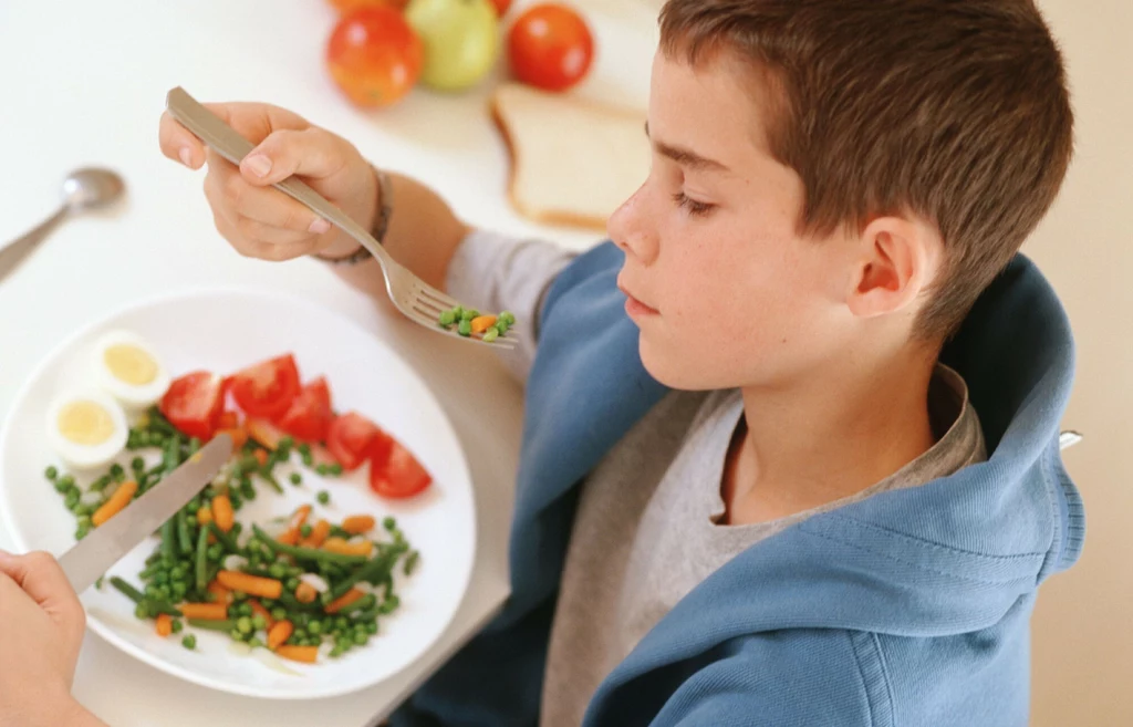 Dziecko jedzące obiad (zdjęcie ilustracyjne).