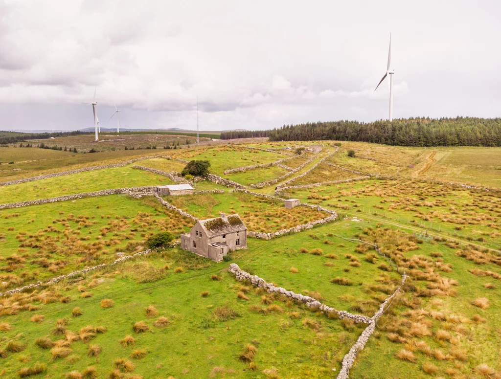 Elektrownie wiatrowe są częstym elementem krajobrazów Irlandii