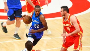 Khris Middleton (z piłką)