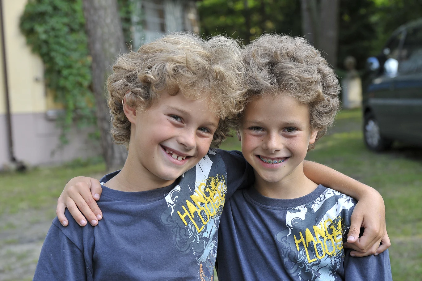 Adam Zdrójkowski ma brata bliźniaka Jakuba, który także jest aktorem. Zdjęcie zostało wykonane w 2009 roku na planie serialu "Londyńczycy". 