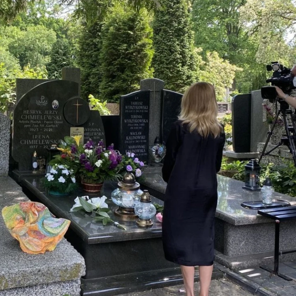 Monique na grobie ojca, fot. https://www.instagram.com/moniquetapestrystar/ Monique na grobie ojca, fot. https://www.instagram.com/moniquetapestrystar/