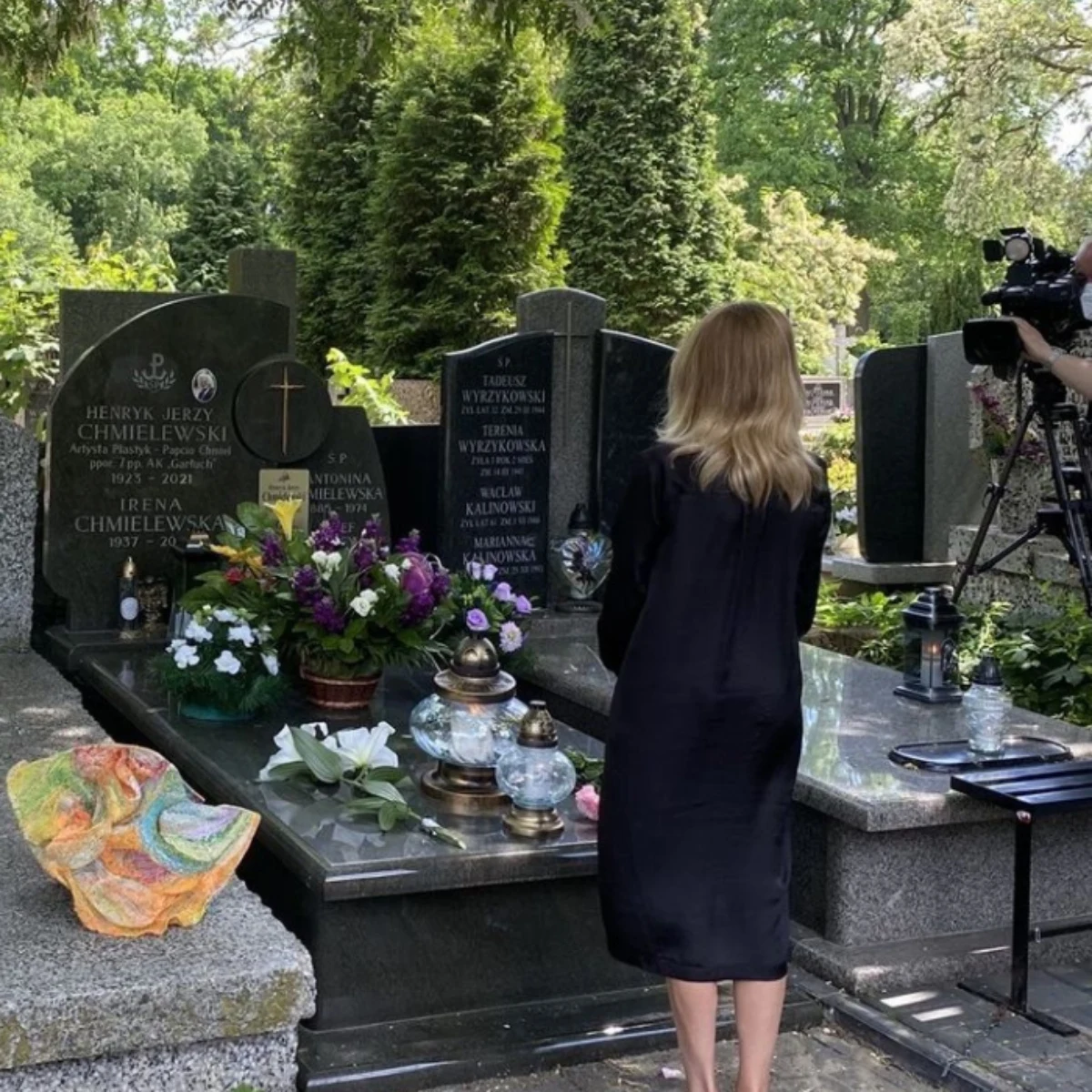 Monique na grobie ojca, fot. https://www.instagram.com/moniquetapestrystar/ Monique na grobie ojca, fot. https://www.instagram.com/moniquetapestrystar/