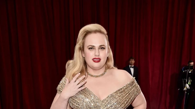 Rebel Wilson popularna australijska aktorka i satyryczka wiele słyszała na temat swojej wagi w czasie trwania swojej kariery. Nie brała sobie krytyki do serca, zachowując zdrowy dystans. Z okazji zbliżających się 40. urodzin udało jej się zrzucić jednak 30 kg! Zrobiła to jednak wyłącznie dla swojego zdrowia, a także w ramach przygotowania do roli w najnowszym filmie. Krytyka internautów nie miała tu nic do rzeczy. 