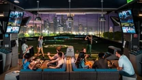 Top Golf: W Top Golf Dubai możesz podszkolić swoje umiejętności gry w golfa na jednym z 96 klimatyzowanych stanowisk. Ośrodek golfowy jest dostępny, zarówno dla początkujących, jak i bardziej zaawansowanych graczy. Dzięki wykorzystaniu piłek golfowych z mikroprocesorem, gracze mogą śledzić każde uderzenie, doskonaląc przy tym swoje umiejętności. Chętni mogą wziąć udział w indywidualnych zajęciach prowadzonych przez certyfikowanego trenera.