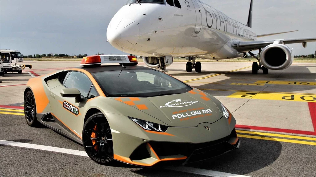 Nowe Lamborghini Huracan EVO na lotnisku im. Guglielmo Marconi w Bolonii