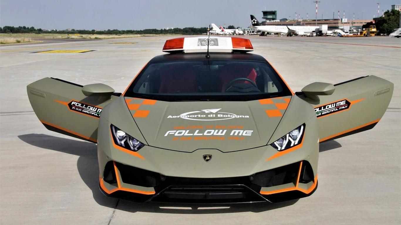 Nowe Lamborghini Huracan EVO na lotnisku im. Guglielmo Marconi w Bolonii