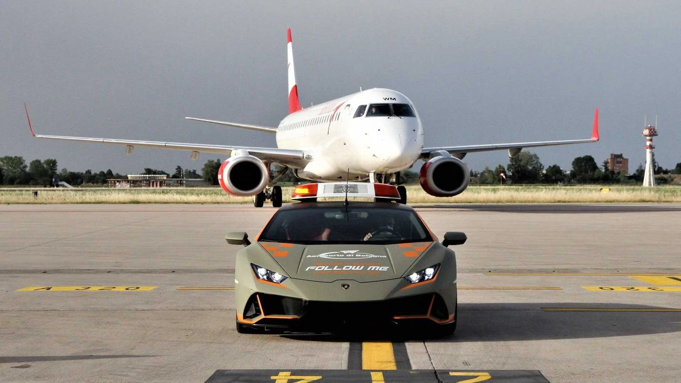Nowe Lamborghini Huracan EVO na lotnisku im. Guglielmo Marconi w Bolonii