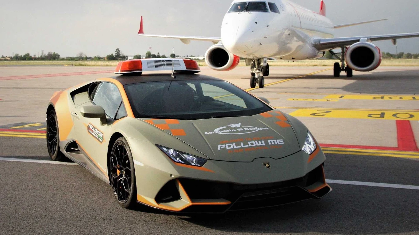 Nowe Lamborghini Huracan EVO na lotnisku im. Guglielmo Marconi w Bolonii