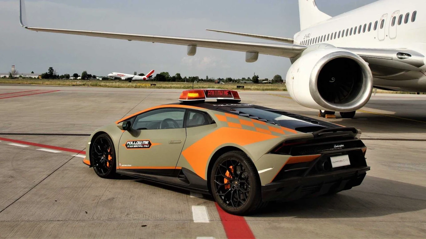 Nowe Lamborghini Huracan EVO na lotnisku im. Guglielmo Marconi w Bolonii