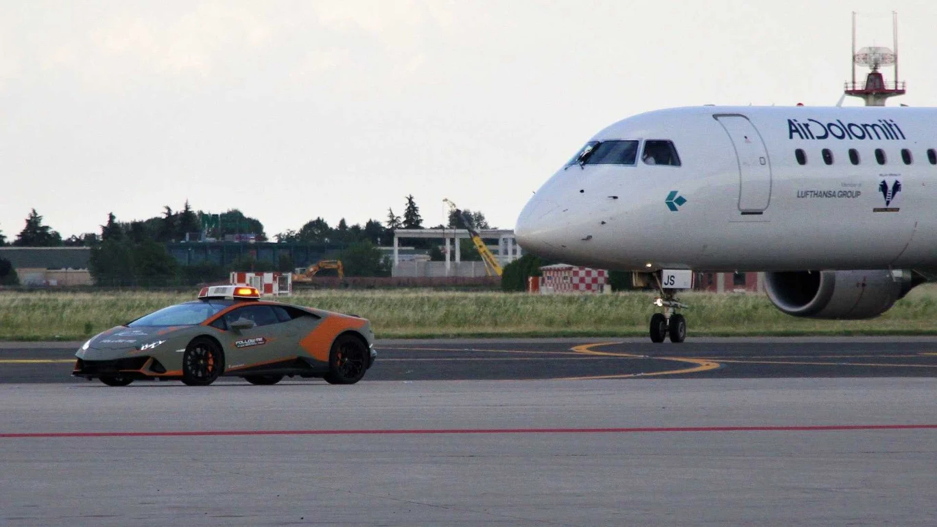 Nowe Lamborghini Huracan EVO na lotnisku im. Guglielmo Marconi w Bolonii