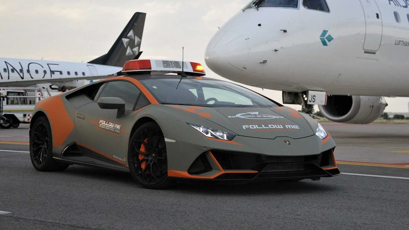 Nowe Lamborghini Huracan EVO na lotnisku im. Guglielmo Marconi w Bolonii