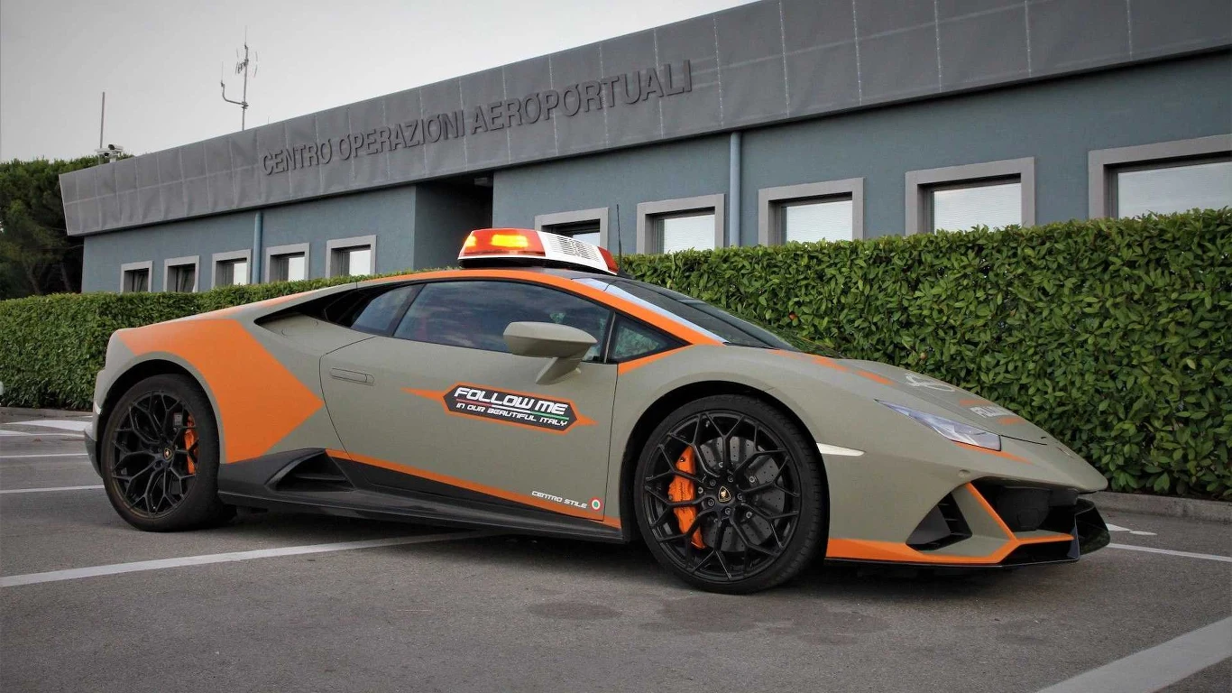 Nowe Lamborghini Huracan EVO na lotnisku im. Guglielmo Marconi w Bolonii