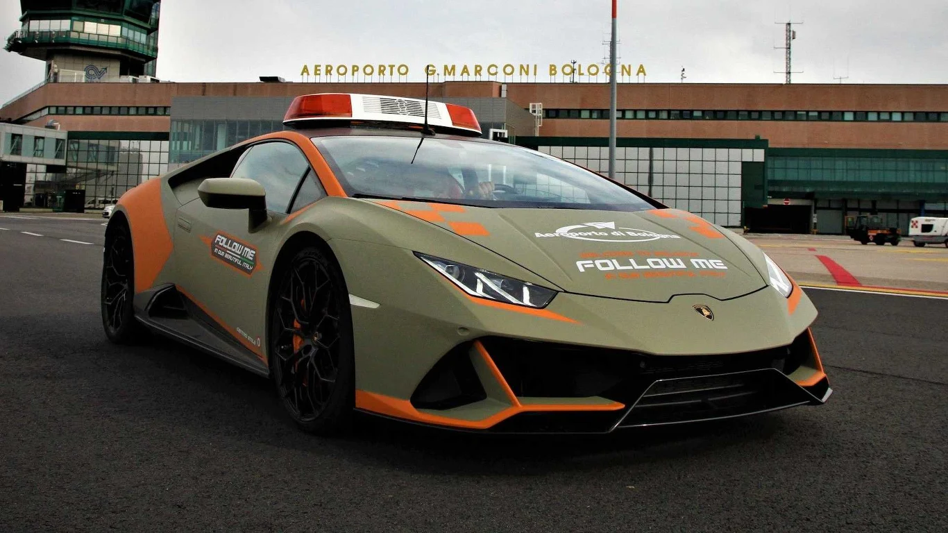 Nowe Lamborghini Huracan EVO na lotnisku im. Guglielmo Marconi w Bolonii