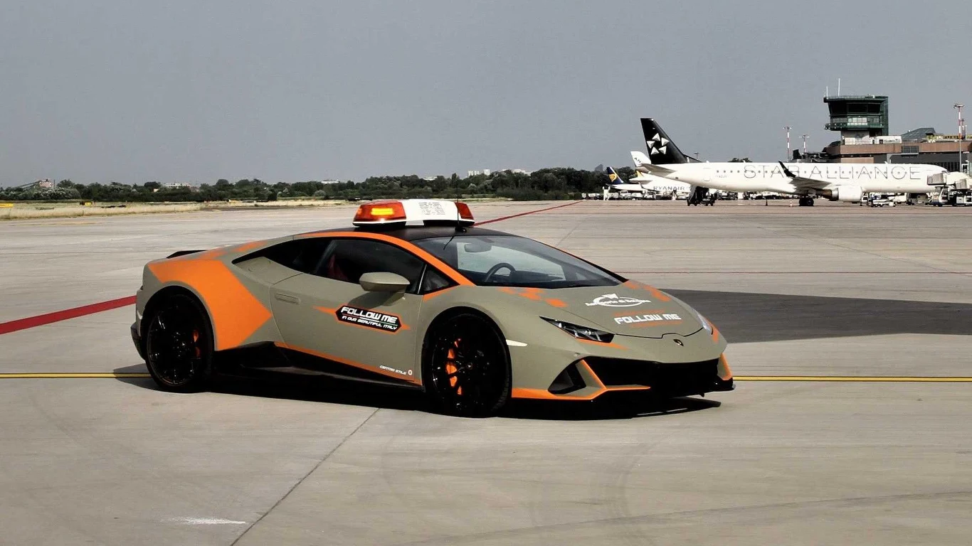 Nowe Lamborghini Huracan EVO na lotnisku im. Guglielmo Marconi w Bolonii