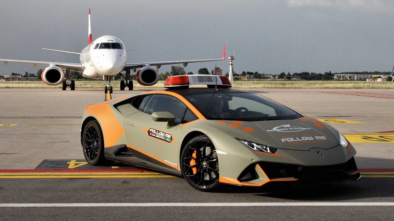 Nowe Lamborghini Huracan EVO na lotnisku im. Guglielmo Marconi w Bolonii