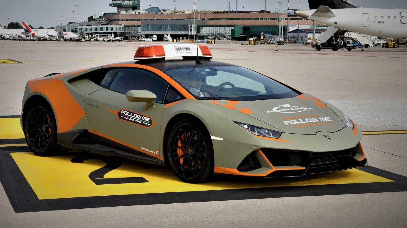 Nowe Lamborghini Huracan EVO na lotnisku im. Guglielmo Marconi w Bolonii