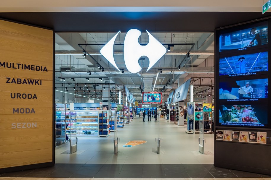 Wnętrze Carrefour. Sklepy Carrefour wnętrze.