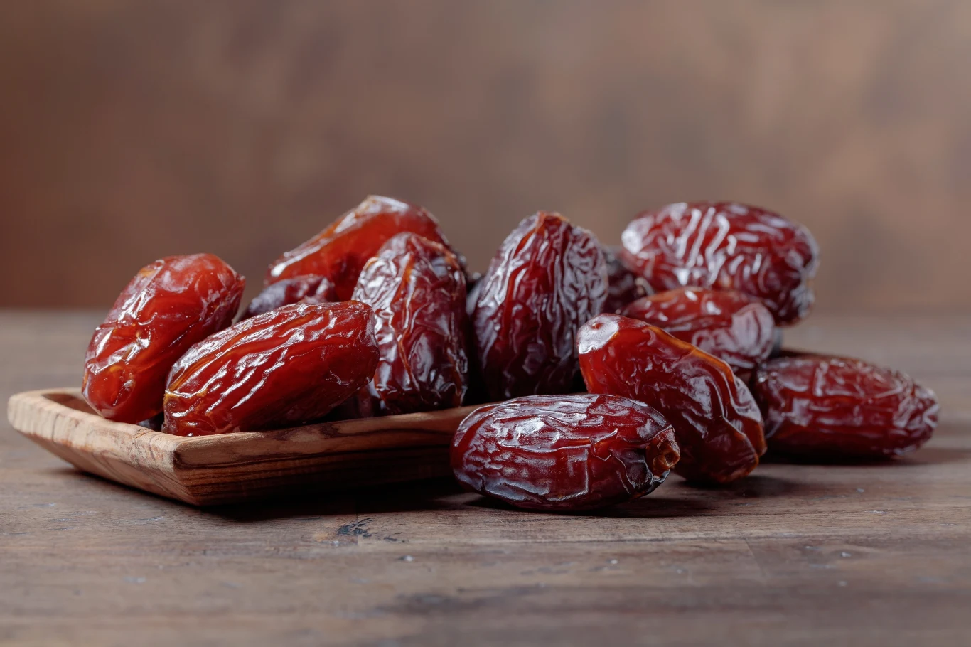 Kilka sztuk daktyli na śniadanie, w towarzystwie np. owsianki śmiało można zakwalifikować do kategorii superfood, dzięki której możemy stworzyć sobie namiastkę zdrowego stylu życia i odżywiania
