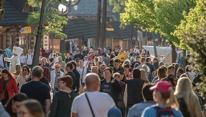 Tłum przechodniów, zdjęcie ilustracyjne