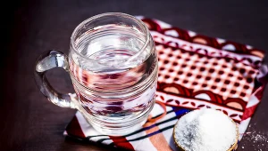 Najłatwiej dostępny środek na ból gardła - woda i sól