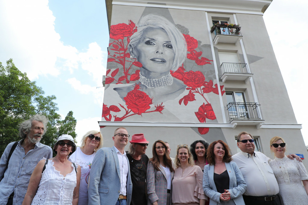 Odsłonięcie muralu Kory w Warszawie (w kapeluszu Kamil Sipowicz)