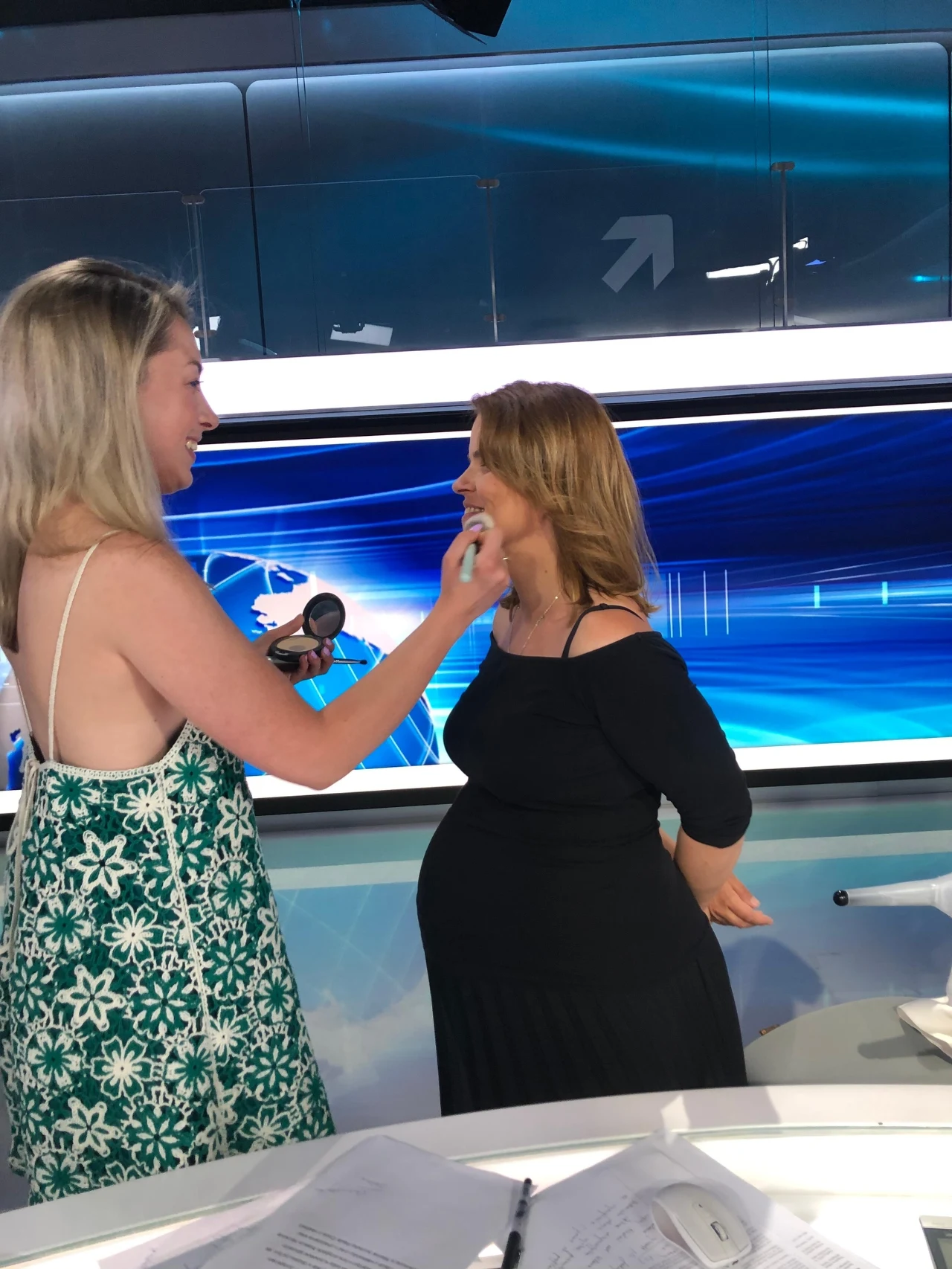 Małgorzata Świtała przygotowuje się do wejścia na antenę. Tego nie widać za stołem "W rytmie dnia"! Małgorzata Świtała przygotowuje się do wejścia na antenę. Tego nie widać za stołem "W rytmie dnia"!